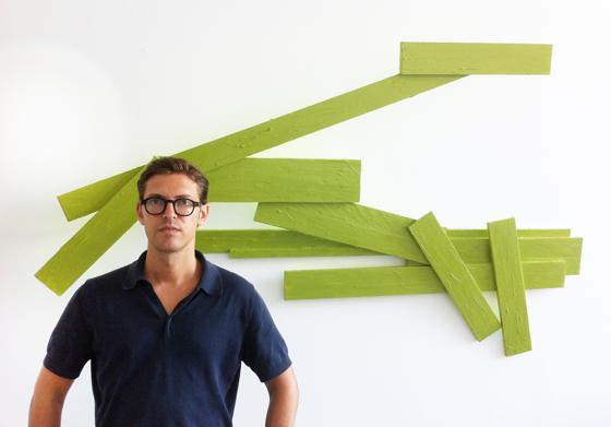 Der Künstler Michael Gerngroß vor seiner »Konstruktion Olive«, Acryllack auf Holz.	Foto: privat
