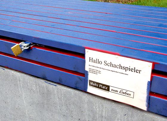 Unbekannte Künstler haben die neuen Bänke am Hans-Mielich-Platz umlackiert.	Foto:  VA