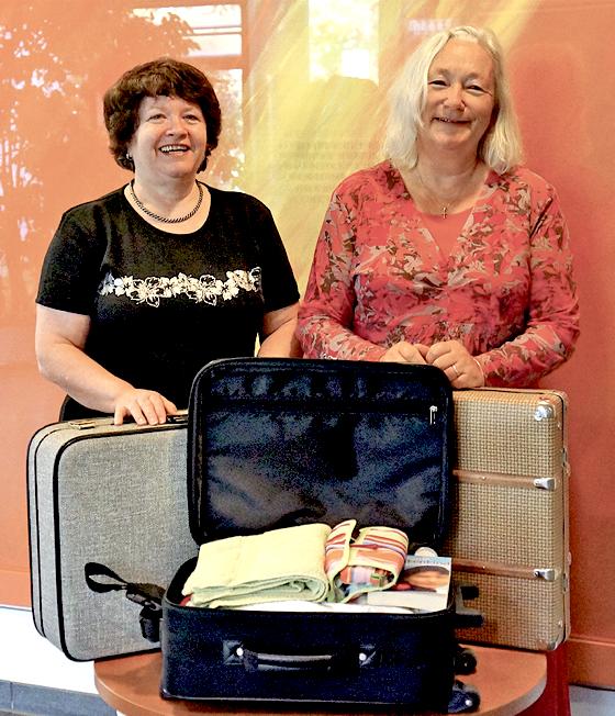 Heidemarie Wolfschaffner und Helene Nestler (v. l.) von der AWO haben schon die ersten Koffer für obdachlose Frauen gepackt.	Foto: hw