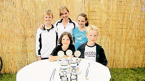 Erfolgreiche junge Athleten: (v. l.) Alex Webb, Rachel Webb, Miriam Lindner, vorne Marie Lindner und Adam Webb. 	Foto: VA