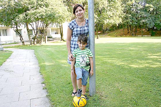 Elvira Sahinovic protestiert dagegen, dass ihr Sohn in ihrer Wohnanlage nicht mehr Ballspielen darf.	ws