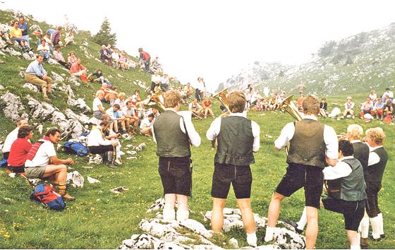 Ein Berggottesdienst (Foto oben) hat auch 1987 anlässlich des 20-jährigen Bestehens stattgefunden . 	F.: Herbert Happel/DAV Zorneding