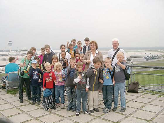 Die Kirchseeoner Kinder durften einen erlebnisreichen Tag am Flughafen erleben. 	Foto: VA