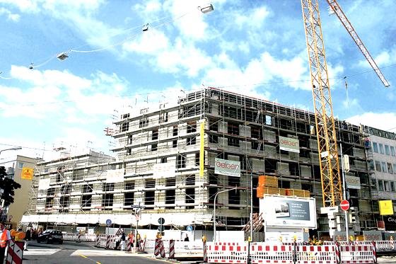Nicht mehr zu übersehen: Der rasche Baufortschritt für das neue Kauf- und Bürohaus »TeLa 64«.	Foto: HH