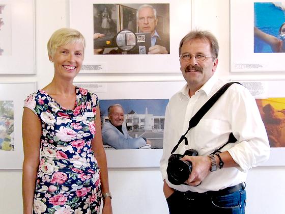 Stiftsdirektorin Giesela Hüttis mit dem Fotografen Claus Schunk, der 50 seiner besten Werke im KWA Stift Brunneck zeigt. F.: KWA
