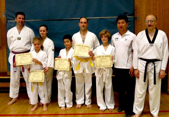 Die erfolgreichen ESV-Taekwondoler mit Trainern und Prüfer Meister Ryu Seung Seok.	Foto: privat