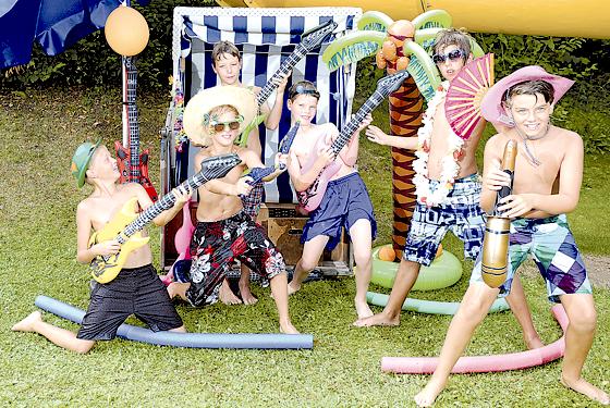 Diese sechs Beachboys aus Ottobrunn feierten den Ferienanfang auf der Fotoinsel. 	Foto: Commosso WA/P. Kälin