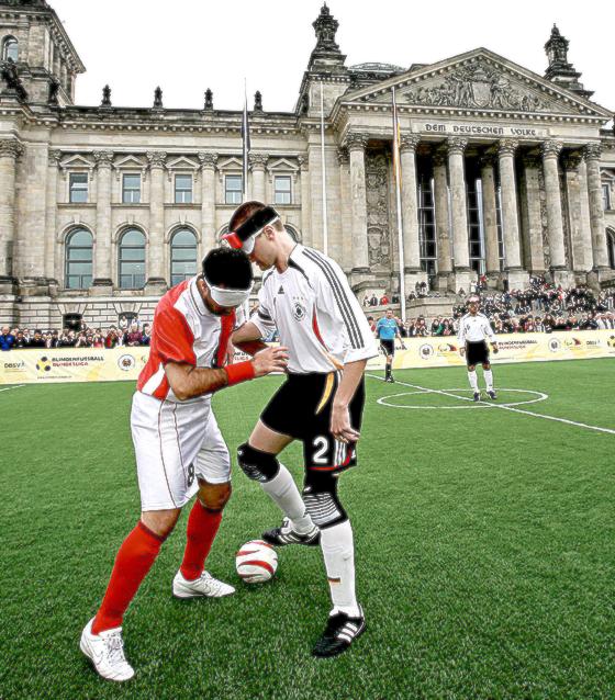 »Mit Fußball in die Mitte der Gesellschaft«: Blinde Fußballer vor dem Berliner Reichstag. 	Foto: VA