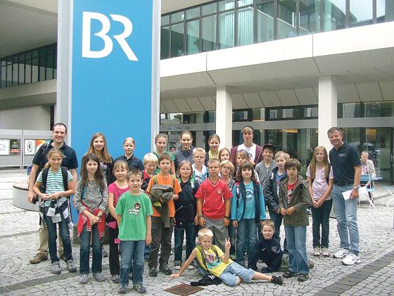 Die Gruppe der Poinger Ferienkinder hatte viel Spaß beim Bayrischen Rundfunk in München. 	Foto: privat