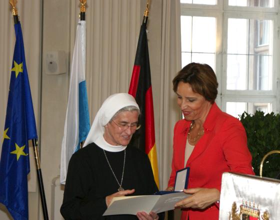 Ministerin Haderthauer überreicht die bayerische Staatsmedaille für soziale Verdienste an Schwester M. Theodolinde Mehltretter. 	Foto: privat