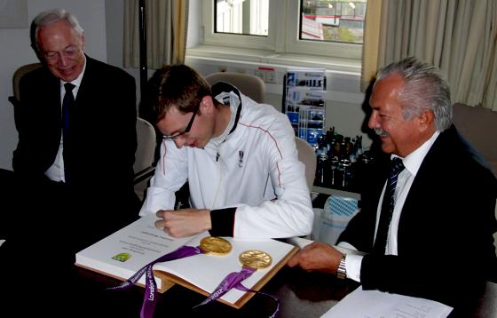 Bürgermeister Zeitler und Matzingers Chef Udo Baader schauten zu beim Eintrag ins Goldene Buch.	Foto: VA