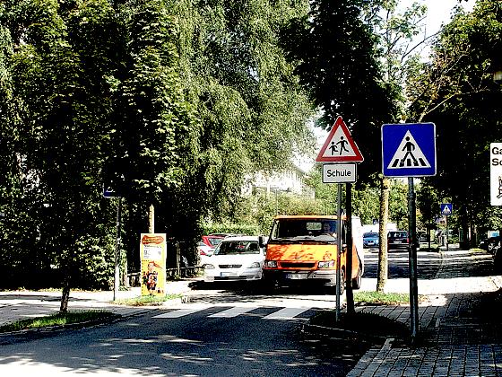 Lkw-Fahrer versuchen über die Zeppelinstraße an der Schule vorbei den Weg ins Gewerbegebiet abzukürzen oder die verstopfte Kreuzung Hohenlindner Straße und B 471 zu umgehen. Ein Durchfahrtsverbot soll das beenden.	Foto: cs