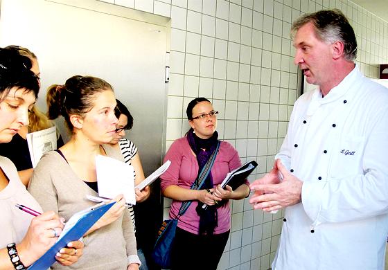 Küchenleiter Ludwig Grill zeigt den Hauswirtschaftsschülerinnen sein Reich in der Kreisklinik.  	Foto: privat