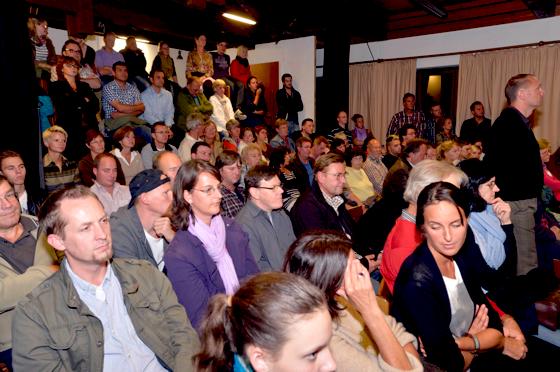 Rund 400 Bürger kamen zur jüngsten Gemeinderatssitzung, in der um die Unterbringung von Asylanten im Gasthof Lutterschmid ging. 	Foto: Schunk