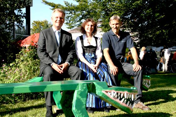 Bürgermeister Jan Neusiedl freute sich für die beiden Krokodil-Sitzbänke eine Spende von 500 Euro an Heimleiterin Rita Graßl und Arbeitsbetreuer Helmut Lex überreichen zu dürfen.	Foto: hol