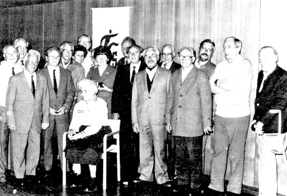 Die 21 Gründungsmitglieder des Neubiberger Behinderten- und Versehrtensportvereins in Neubiberg bei der offiziellen Gründung.	Foto: VA´ba