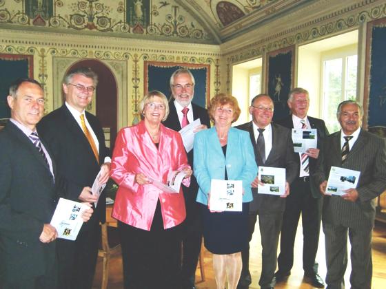 Die acht Bürgermeister der NordAllianz trafen sich letzte Woche im Ismaninger Schloss, um 30 erfolgreiche Jahre Revue passieren zu lassen. 	Foto: hgb