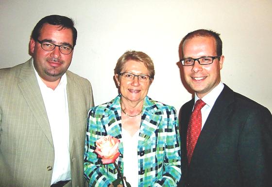 Maria Hilger-Koßin wurde als Nachrückerin im BA Bogenhausen vereidigt. Peter Scheifele, Vorsitzender der SPD-Fraktion (links) und der stellvertretende  BA-Chef Ulrich Tetzner gratulierten.	Foto: hgb