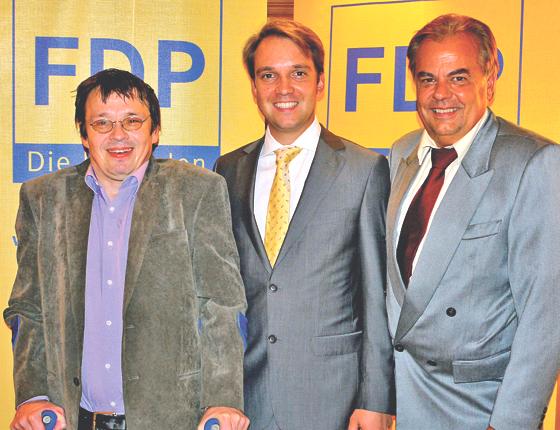 Treten für die FDP zur Wahl im Jahr 2013 an: Rochus Kammer (r.), Tobias Thalhammer (MdL), und Wolfgang Mathis (l.).	Foto: Kohnke