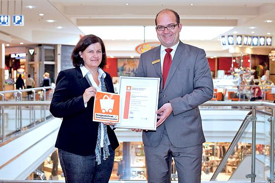 Simone Streller überreichte pep Center-Manager Axel Haug die  Urkunde des Bayerischen Handelsverbandes.
