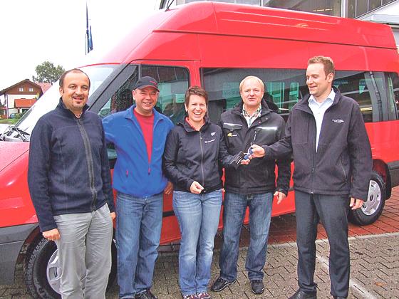 Mitglieder des SC Falkenberg nehmen ihren neuen Vereinsbus in Empfang.	Foto: VA