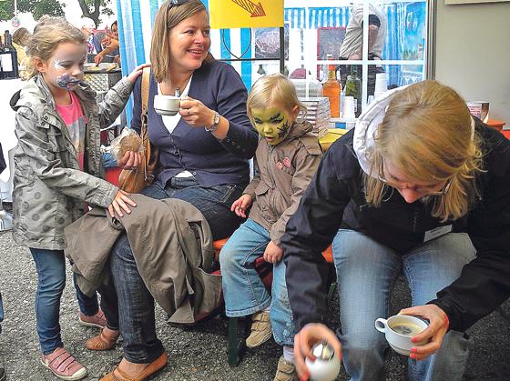 Beim Straßenfest gab es Kinderschminken für die Kleinen und äthiopischen Kaffee für die Großen.	Foto: VA