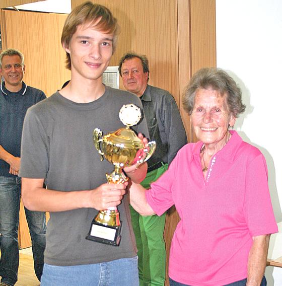 Dominik Huber, hier mit Anneliese Thiermann, hat heuer den Thiermann-Pokal gewonnen.	Foto: privat