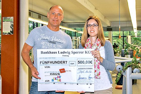 Hermann Poppen übergibt Susanne Straßer von Lichtblicke den Scheck über 500 Euro.	Foto:  M. Riedel