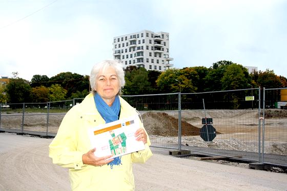 Irmgard Voigt vom Kulturteam des Vereins Ackermannbogen vor der Baugrube an der Elisabeth-Kohn-Straße.	Foto: Julia Stark