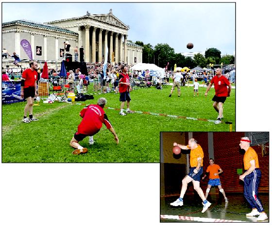 Beim Münchner Sportfestival 2012 gab es Freiluft-Prellball auf dem Königsplatz. Der Sport eignet sich für jedes Alter (kl. Foto)	Fotos: M. Scharrer/L. Hawly