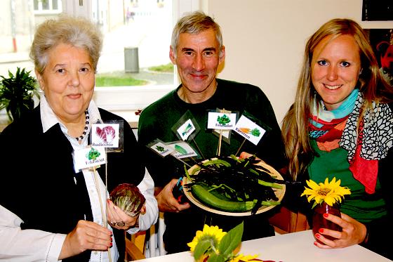 Gitta Schüttauf, Gottfried Schwarz und Anna Grieshammer (von links) sind stolz auf ihre Ernte. Das Krautgarten-Projekt wird 2013 fortgesetzt.	Foto: js