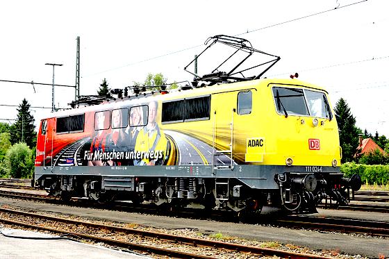 Leuchtend gelb-rot auf Bayern-Tour: Die Lok von ADAC und Deutscher Bahn.	Foto: ADAC