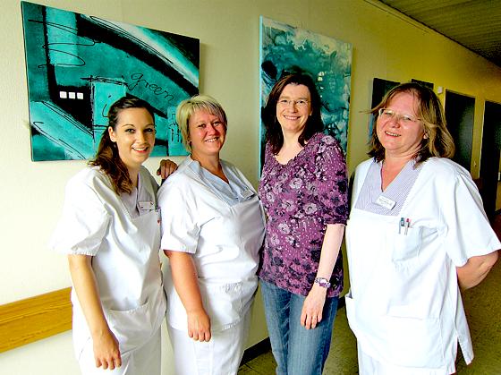 Die Künstlerin Andrea Preiß mit Krankenschwestern der Station 3.1 vor den Bildern der neuen Ausstellung.	Foto: VA