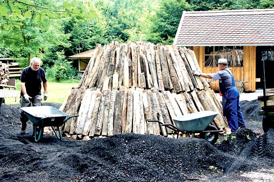 Zur 100-Jahrfeier im Sommer errichteten Max Perfler (l.) und sein Onkel Martin Perfler einen Kohlenmeiler, wie er früher zur Herstellung von Grillkohle üblich war. 	Foto: privat