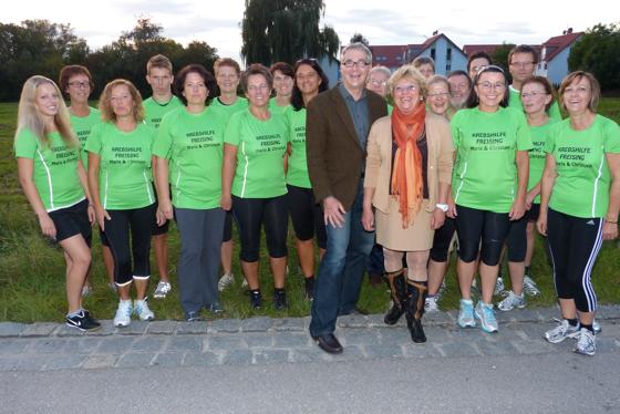 Die Läufergruppe trägt die T-Shirts, die vom Verein Maria & Christoph gesponsert wurden. Foto: bb
