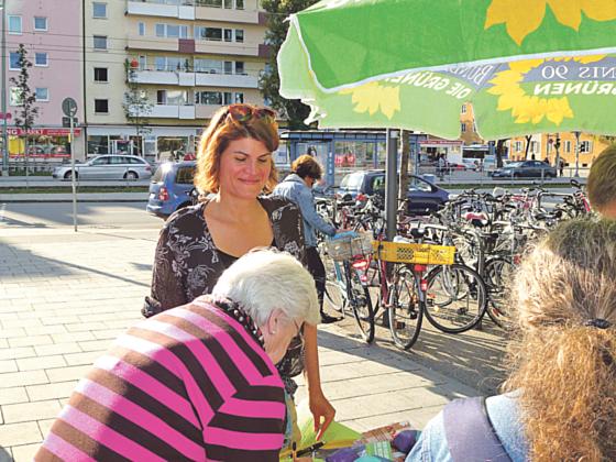 Claudia Stamm am Infostand der Grünen beim  Unterschriften sammeln. Foto: Privat