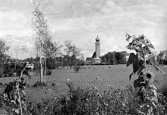 Das noch brach liegende Gartenschaugelände mit der Kirche Maria Ramersdorf 1934. Foto: AK Stadtteilgeschichte