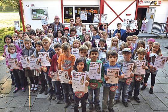 Von Bürgermeister Helmut Dworzak und Désirée Verleih bekamen die Kinder ihre Urkunden. Foto: Privat