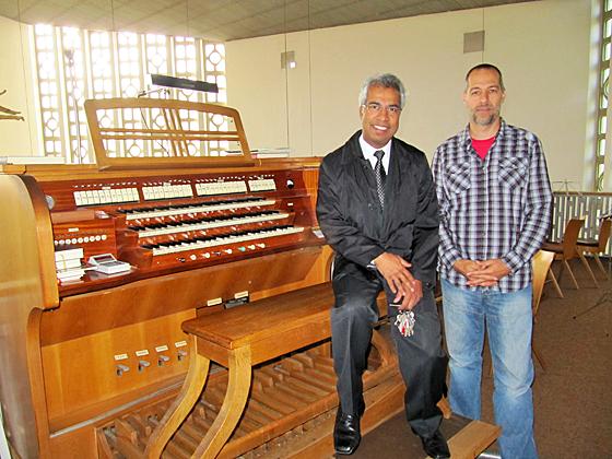 Pfarrer Joseph Pandiapallil (li.) und Stefan Reich sammeln eifrig Spenden für eine neue Orgel für Maria Immaculata.	Foto: Woschée