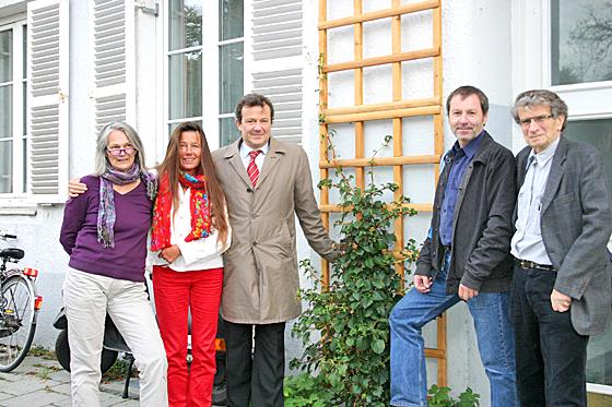 Jutta, Sarah, Michael, Wolfgang Heidenreich und Manfred Drum (v. l.) freuen sich über mehr Grün rund um Schwabinger Haustüren.	Foto: scy