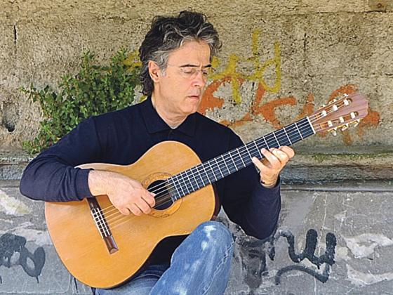 Am 13. Oktober bringt Toti Basso mit sizilianischer Passion die Saiten seiner Gitarre zum Klingen.  VA