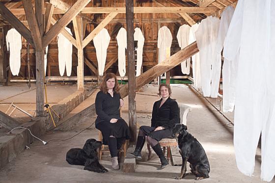 Die 19 Kunstschaffenden, hier Susanne Zauner und Fabienne Hübener, nutzen jeden Raum im Gebäude. Foto: Christiane Kappes