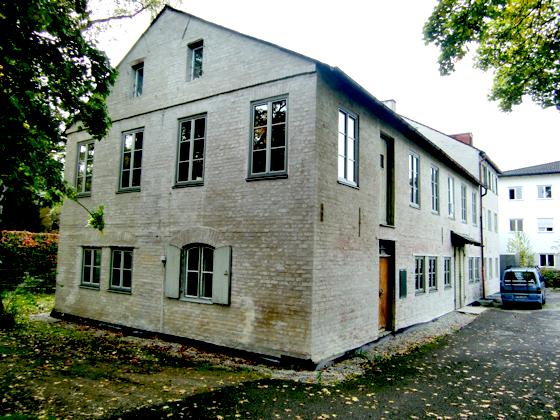 Die ehemalige Schreinerei wurde jetzt unter Denkmalschutz gestellt. In dem Gebäude will Minihaus München bis Ende 2013 / Anfang 2014 eine Kindertagesstätte einrichten. 	Foto: hgb