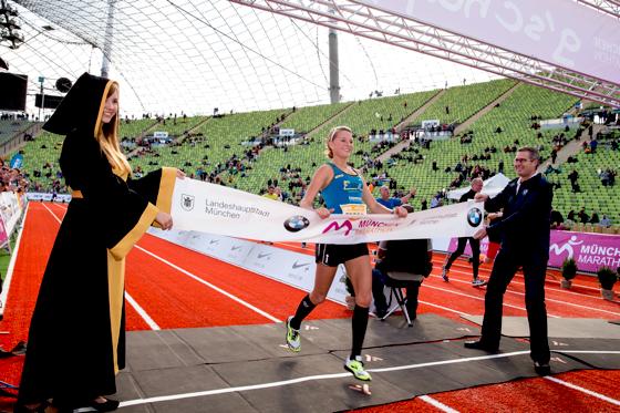 Halbmarathon-Siegerin Ingalena Heuck beim Zieleinlauf.  Foto: BMW Group