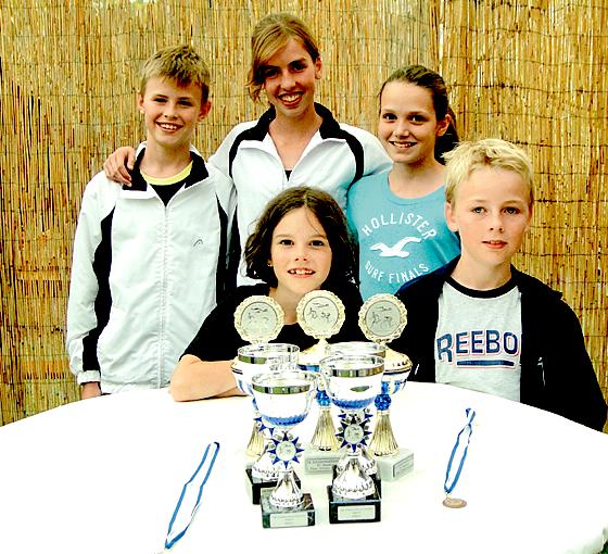 Glückliche Sieger: (hinten, v.l.)  Alex Webb, Rachel Webb und Miriam Lindner, (vorne v.l.) Marie Lindner und Adam Webb. 	Foto: privat