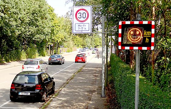 Neues Geschwindigkeitsanzeigegerät in der Putzbrunner Straße.