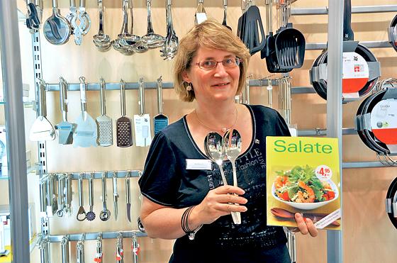 Salate schmecken zu jeder Jahreszeit: Ina Reineck, stellvertretende Filialleiterin von WMF im pep, hält das richtige Equipment bereit.
