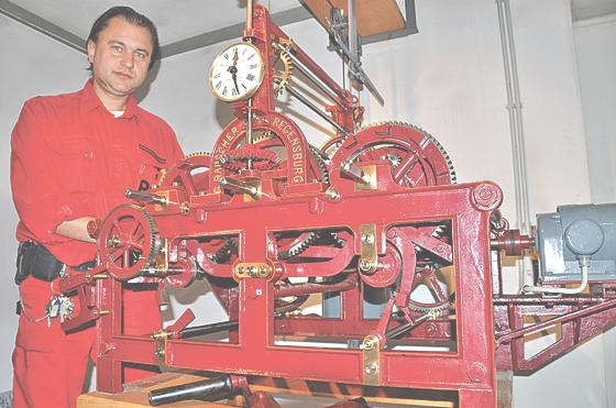 Haustechniker Ireneusz Szymanowicz ist einer der wenigen, die Hand an das Uhrwerk der Turmuhr legen dürfen.