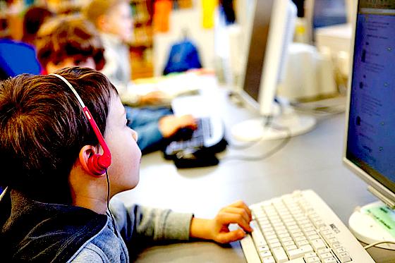 Für jedes Kind steht ein PC zum Ausprobieren und Üben zur Verfügung.	Foto: VA
