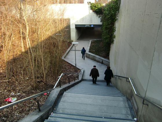 Seit Jahren fordern die Bogenhauser Lokalpolitiker die Überdachung der Treppenauf- und abgänge an der U-Bahn-Endstation Arabellapark.	Foto: hgb